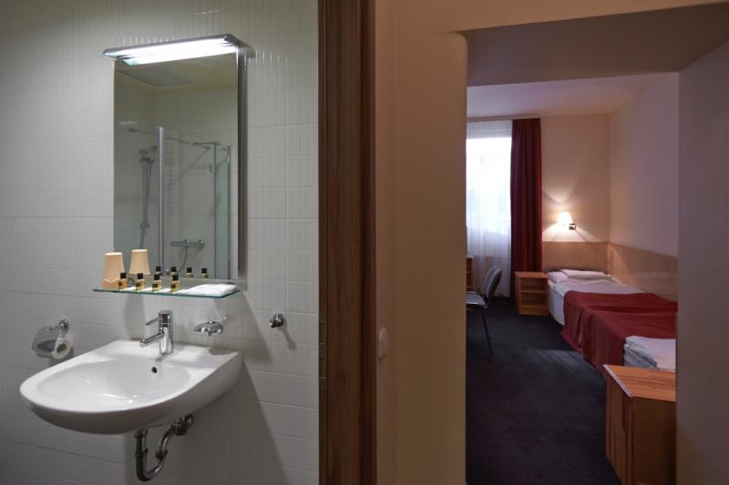 3 star room - bathroom -2