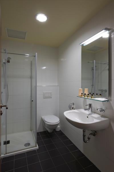 3 csillagos 4 ágyas egylégterű szoba fürdőszoba