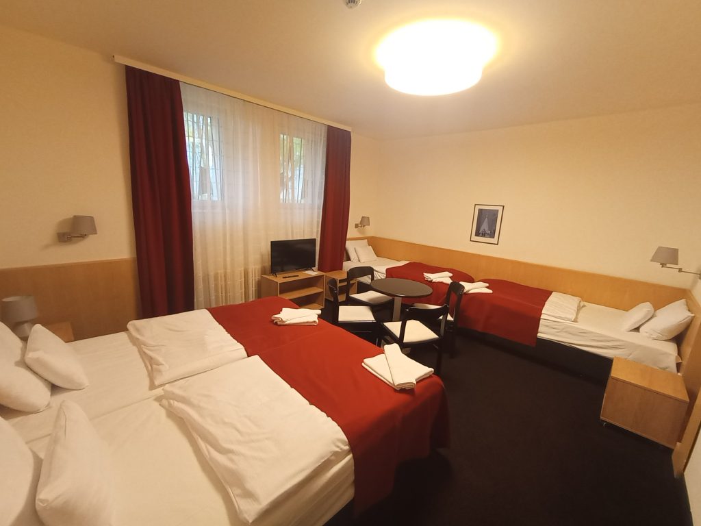 3 csillagos 4 ágyas egylégterű szoba