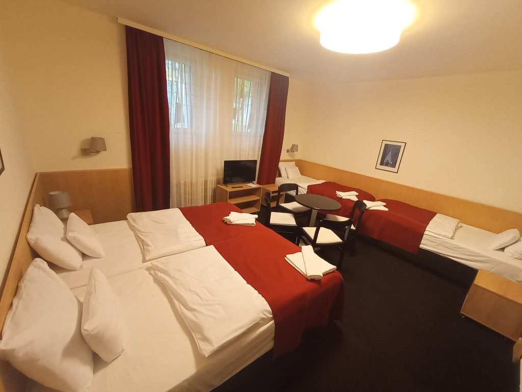 3 csillagos 4 ágyas egylégterű szoba